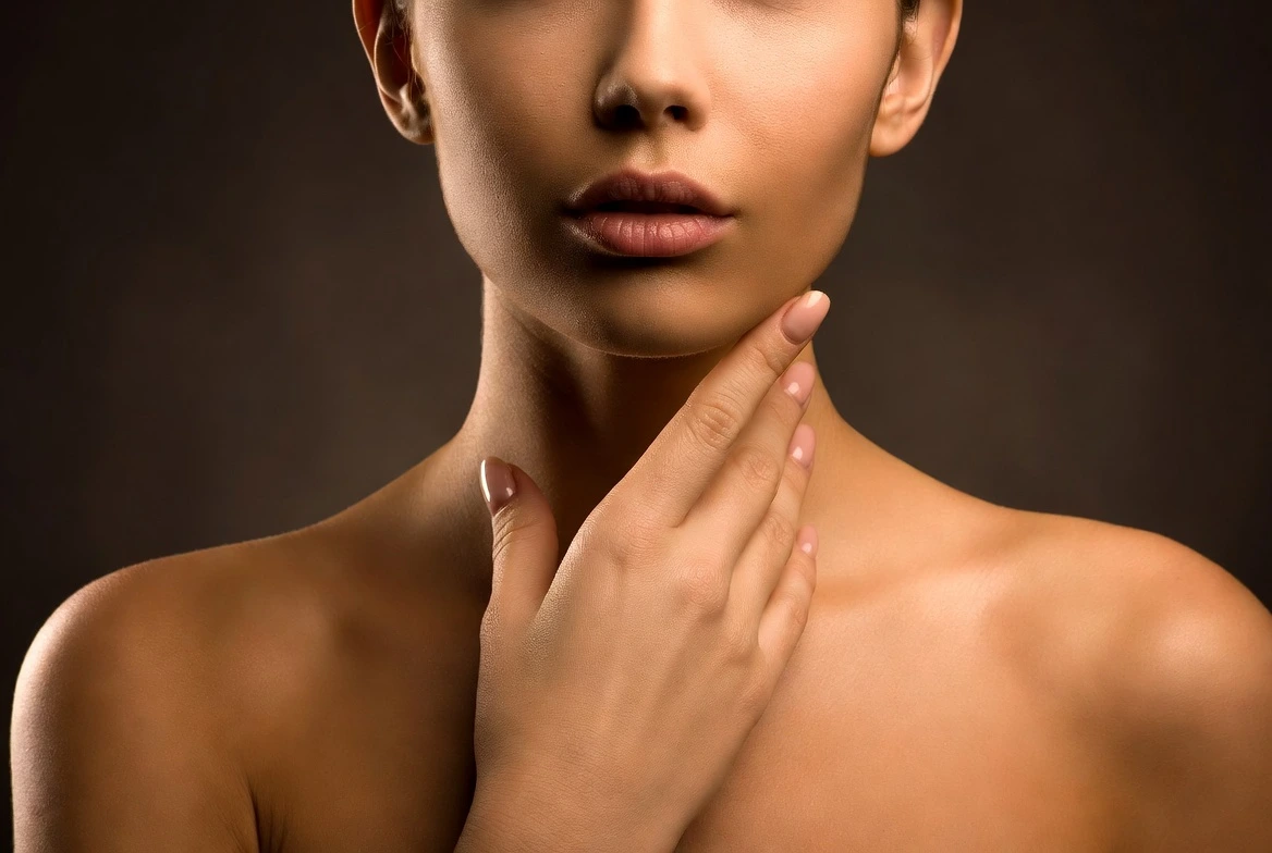 Mujer con la mano en el cuello