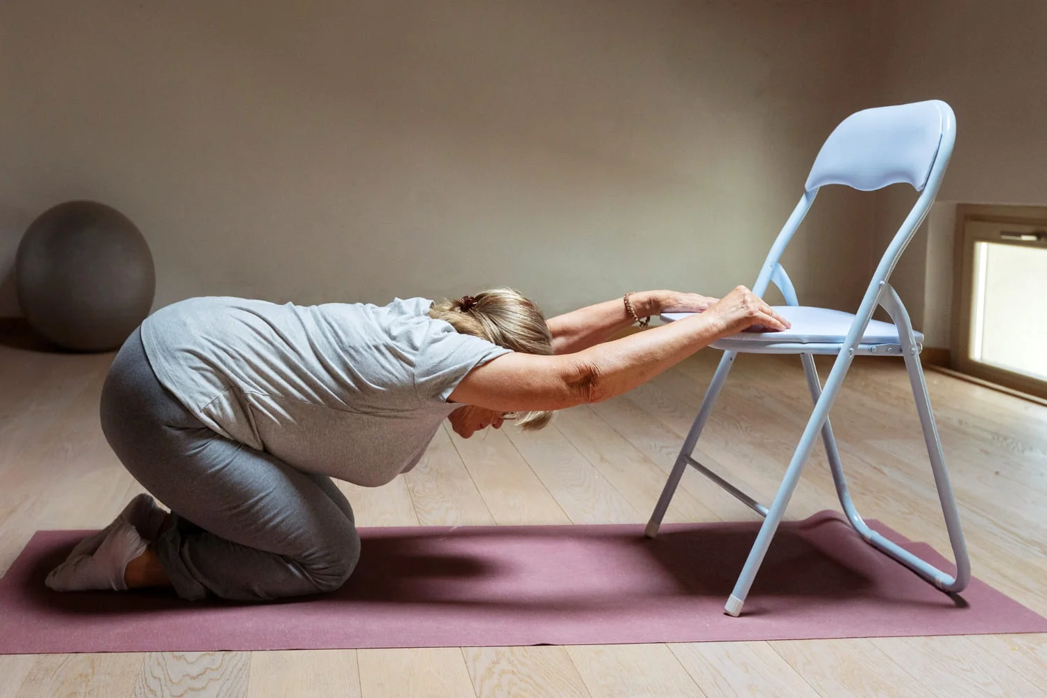 Yoga en silla: Beneficios y ejercicios para tu bienestar